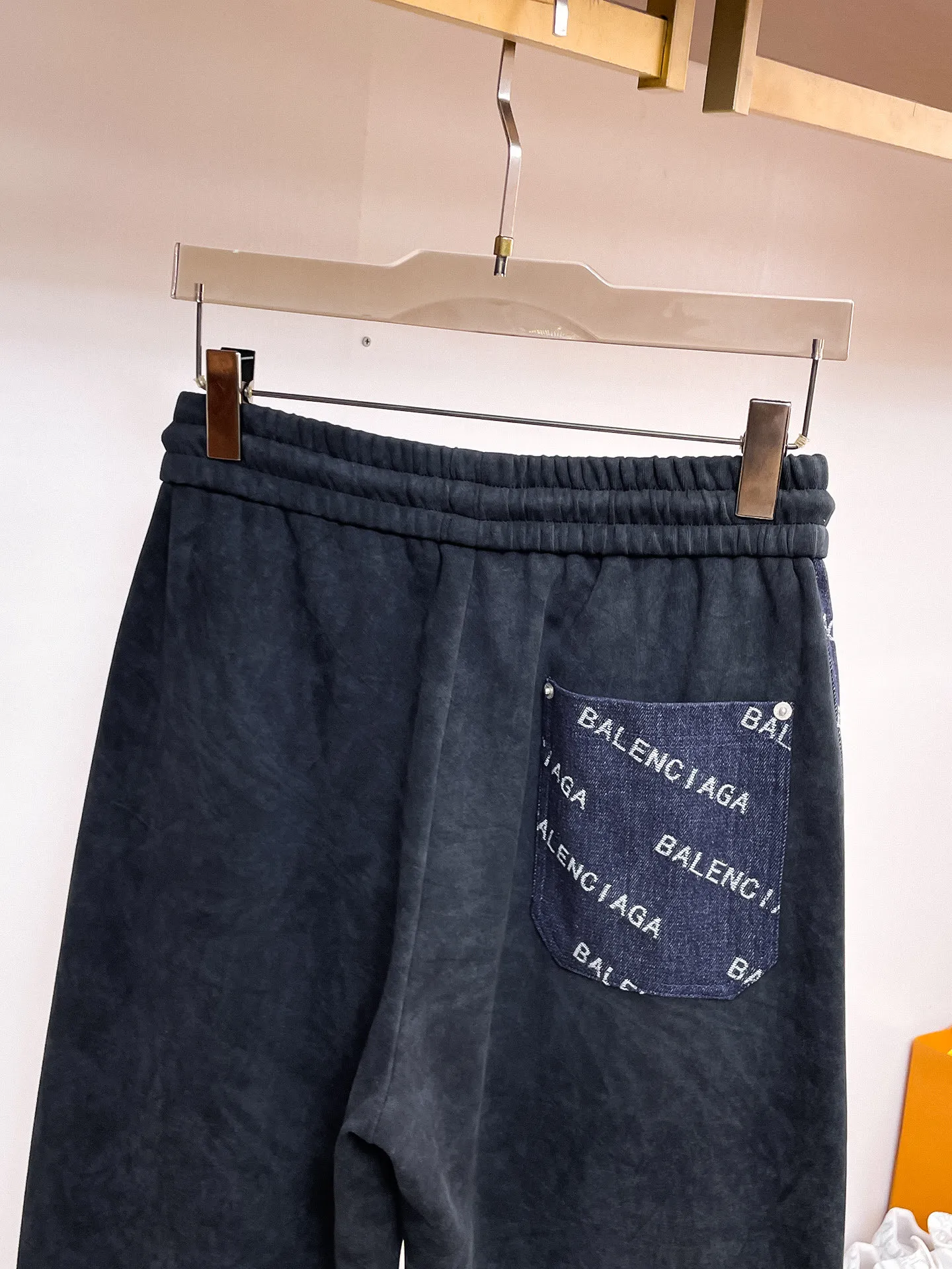 Balenciaga 🆕2026 Autumn and Winter New Arrival Casual Pants! The official website will be released simultaneously. Brand Classic LOGO casual pants, customized fabrics, excellent comfort and strong touch. Highly recognisable, perfect appearance and craftsmanship. Size:M-3XL